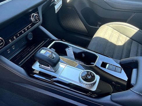 New 2025 Mitsubishi Outlander SE image 8