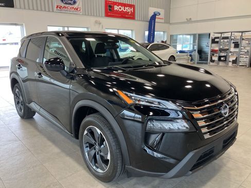 Used 2024 Nissan Rogue SV image 3