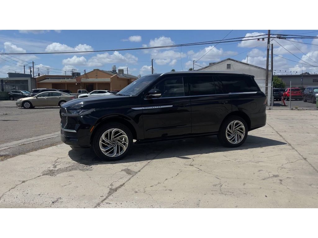 Used 2025 Lincoln Navigator Reserve AWD/4WD image 7