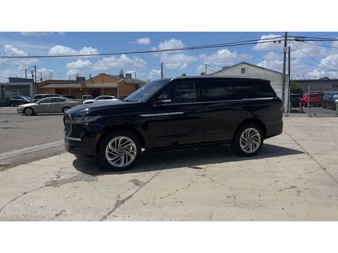 Used 2025 Lincoln Navigator Reserve AWD/4WD image 7