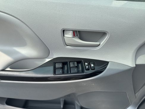 Used 2014 Toyota Sienna LE FWD image 11