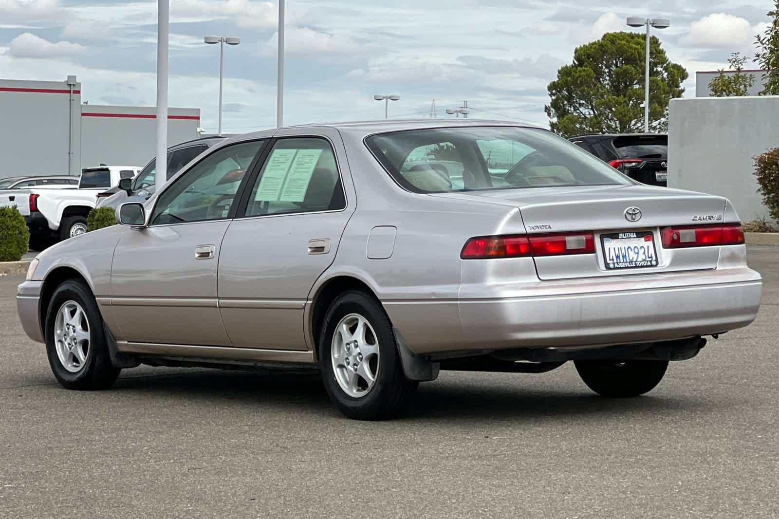 Used 1997 Toyota Camry LE w/ Leather Trim Pkg FWD image 7