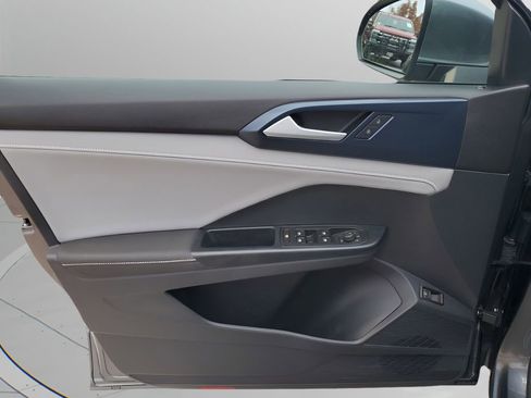 Used 2024 Volkswagen Taos SE w/ Panoramic Sunroof Package image 26