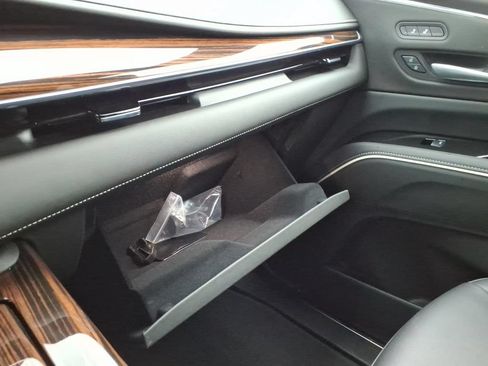 Used 2024 Cadillac Escalade Luxury AWD/4WD image 33
