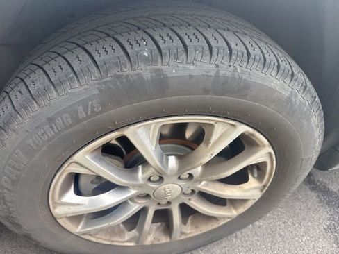 Used 2019 Jeep Cherokee Latitude Plus image 2