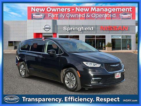 Used 2023 Chrysler Pacifica Touring-L image 1