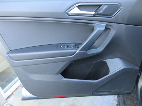 Used 2018 Volkswagen Tiguan SE w/ Panoramic Sunroof Package image 27