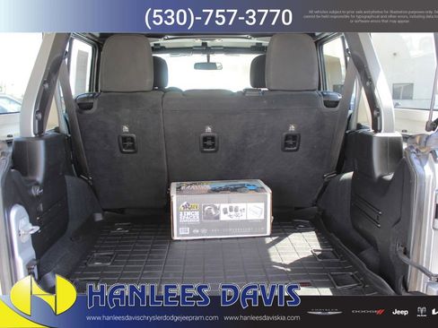 Used 2020 Jeep Wrangler Unlimited Sahara image 11