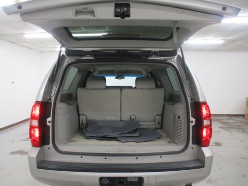 Used 2007 Chevrolet Suburban 2500 LT w/ LT Preferred Equipment Group AWD/4WD image 14