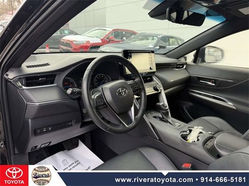Used 2022 Toyota Venza XLE image 13