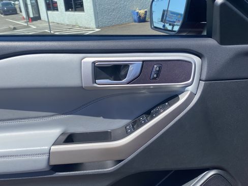 Used 2023 Ford Explorer XLT w/ Equipment Group 202A AWD/4WD image 18