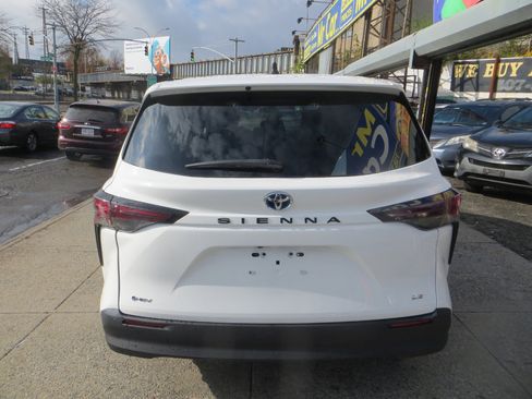 Used 2025 Toyota Sienna LE image 30