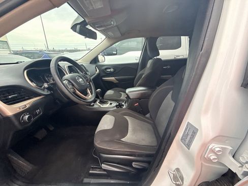 Used 2017 Jeep Cherokee Sport image 3