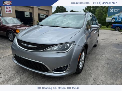 Used 2019 Chrysler Pacifica Touring-L FWD image 1