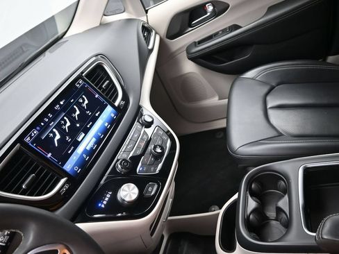 Used 2023 Chrysler Pacifica Touring-L FWD image 18