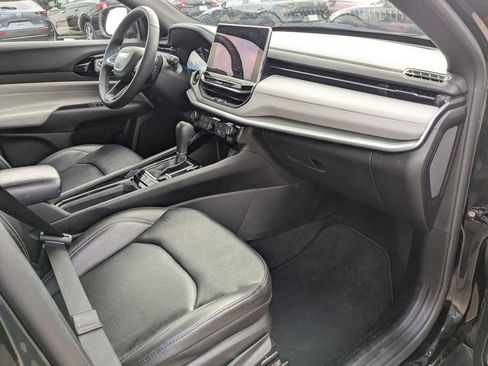 Used 2025 Jeep Compass Limited image 31