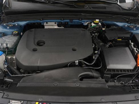 Used 2025 Volvo XC40 B5 Plus image 26