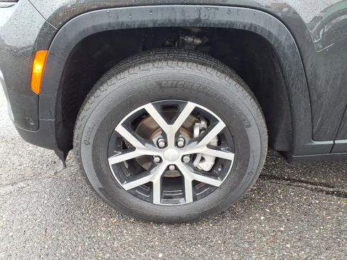 Used 2024 Jeep Grand Cherokee Limited w/ Luxury Tech Group II image 4