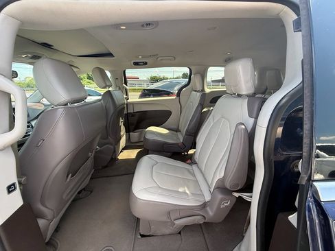 Used 2017 Chrysler Pacifica Touring-L w/ Tire & Wheel Group FWD image 22
