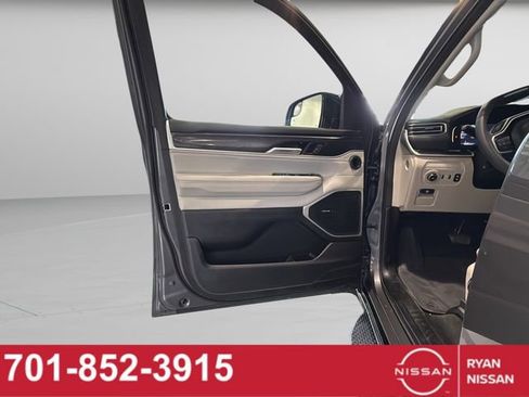 Used 2024 Jeep Wagoneer 4WD w/ Convenience Group I image 34