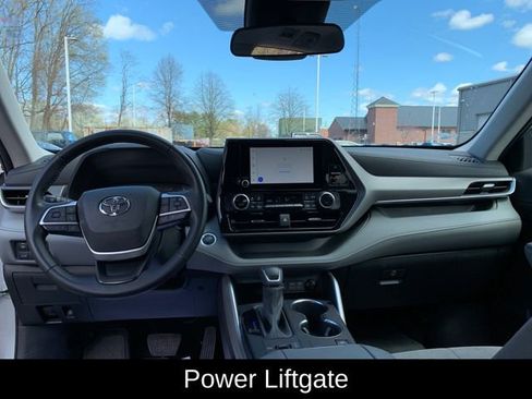 Used 2025 Toyota Highlander LE image 16