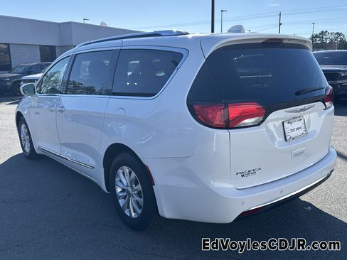 Used 2019 Chrysler Pacifica Touring-L image 6