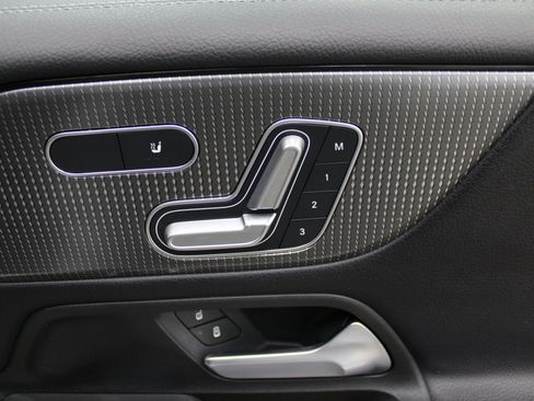 Used 2021 Mercedes-Benz GLB 250 image 29