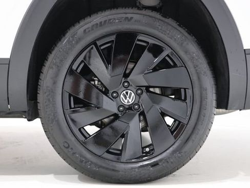 Used 2025 Volkswagen Atlas SE FWD image 11