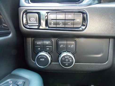 Used 2025 GMC Yukon AT4 w/ AT4 Premium Package AWD/4WD image 16