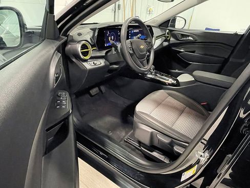 Used 2024 Chevrolet Trax LT image 16