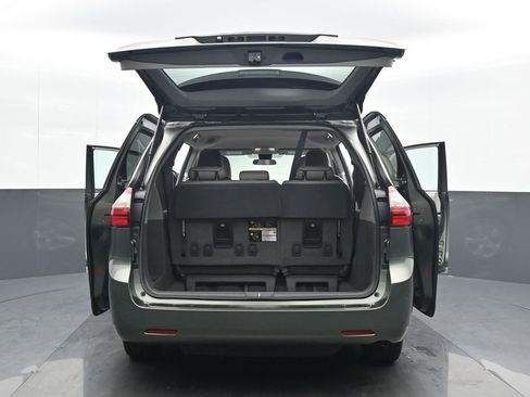 Used 2020 Toyota Sienna L image 25