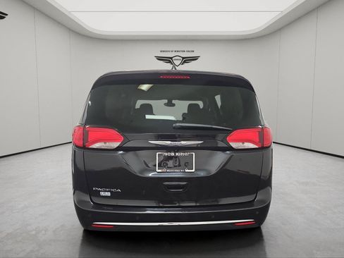 Used 2017 Chrysler Pacifica Touring-L w/ Tire & Wheel Group FWD image 4