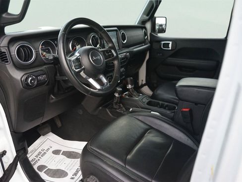 Used 2018 Jeep Wrangler Unlimited Sahara AWD/4WD image 8