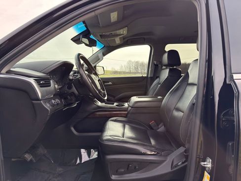 Used 2018 Chevrolet Suburban LT image 2