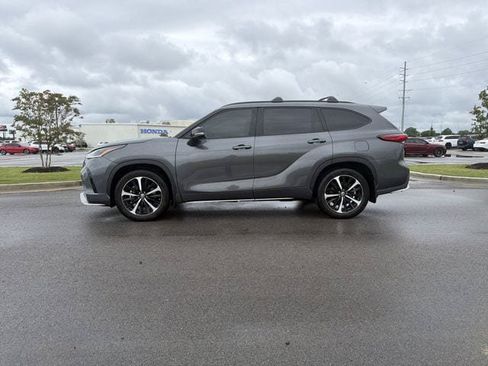 Used 2021 Toyota Highlander XSE FWD image 2