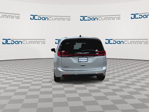 New 2026 Chrysler Pacifica Select image 8