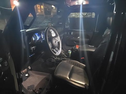 Used 2023 Jeep Wrangler Unlimited Sahara image 9