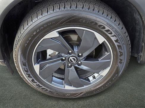 Used 2024 Nissan Rogue SV image 6