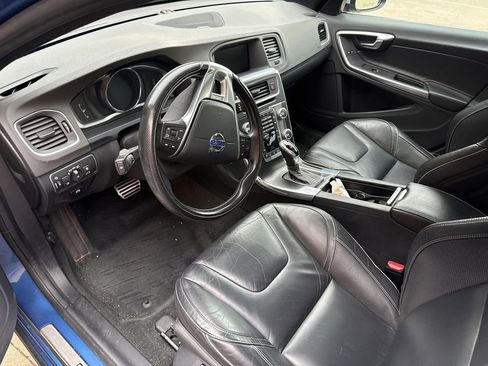 Used 2017 Volvo S60 T6 R-Design Platinum image 2