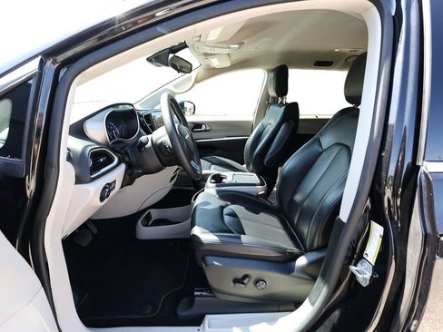 Used 2024 Chrysler Pacifica Touring-L FWD image 12