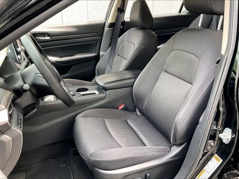Used 2025 Nissan Altima 2.5 SV FWD image 3