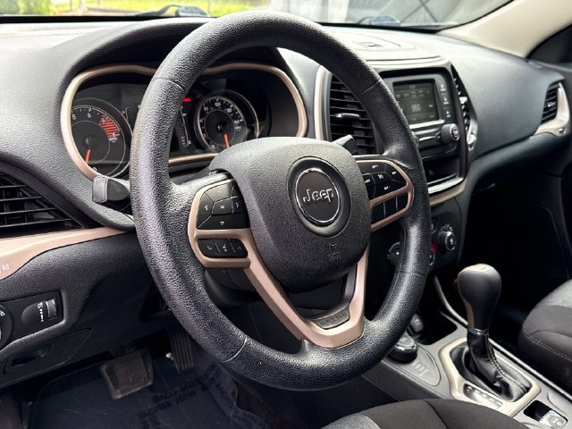 Used 2018 Jeep Cherokee Latitude AWD/4WD image 15