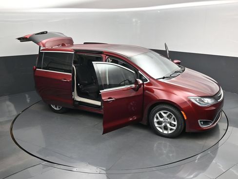 Used 2020 Chrysler Pacifica Touring w/ Tire & Wheel Group FWD image 19