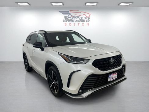 Used 2021 Toyota Highlander XSE AWD/4WD image 3