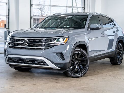 Used 2022 Volkswagen Atlas Cross Sport SE w/ Black Wheel Package image 2