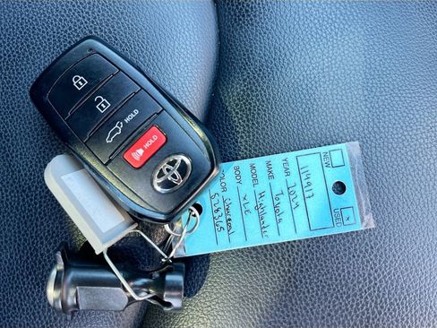 Used 2024 Toyota Highlander XLE FWD image 33
