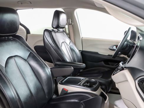 Used 2023 Chrysler Pacifica Touring-L FWD image 27