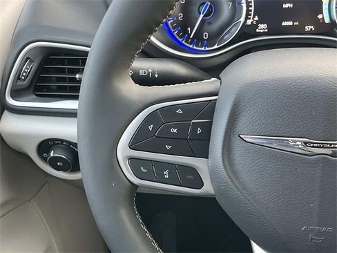 Used 2024 Chrysler Pacifica Touring-L image 17