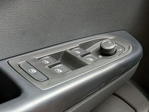 New 2026 Volkswagen Taos SE image 25