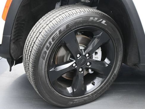 Used 2023 Jeep Grand Cherokee L Laredo AWD/4WD image 24